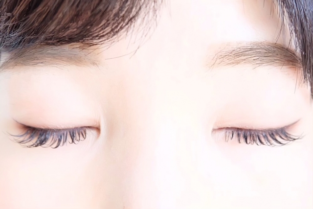 まぶたが下がる病気