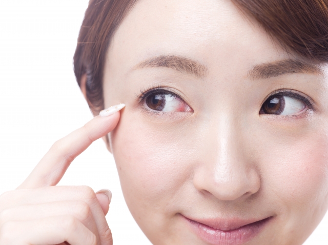 まつ毛が目に触れている状態